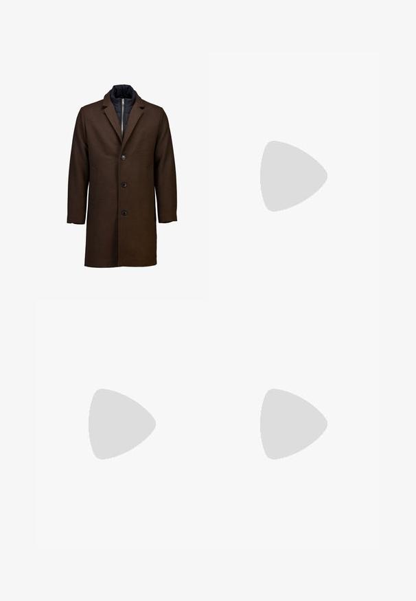 Abrigo de lana marrón con solapa muesca, cuatro botones negros, dos bolsillos laterales y forro interior acolchado en azul marino. Diseño de longitud media.; Suéter de punto beige con cuello redondo, mangas largas y puños y dobladillo acanalados; textura suave con un patrón uniforme.; Pantalones grises con plisados, fabricados en un tejido suave, que presentan un diseño de pierna recta, un cierre de un solo botón y bolsillos laterales inclinados.; Botas Chelsea de ante marrón con paneles laterales elásticos, acentos texturizados y una suela de goma negra robusta con un diseño de relieve distintivo.