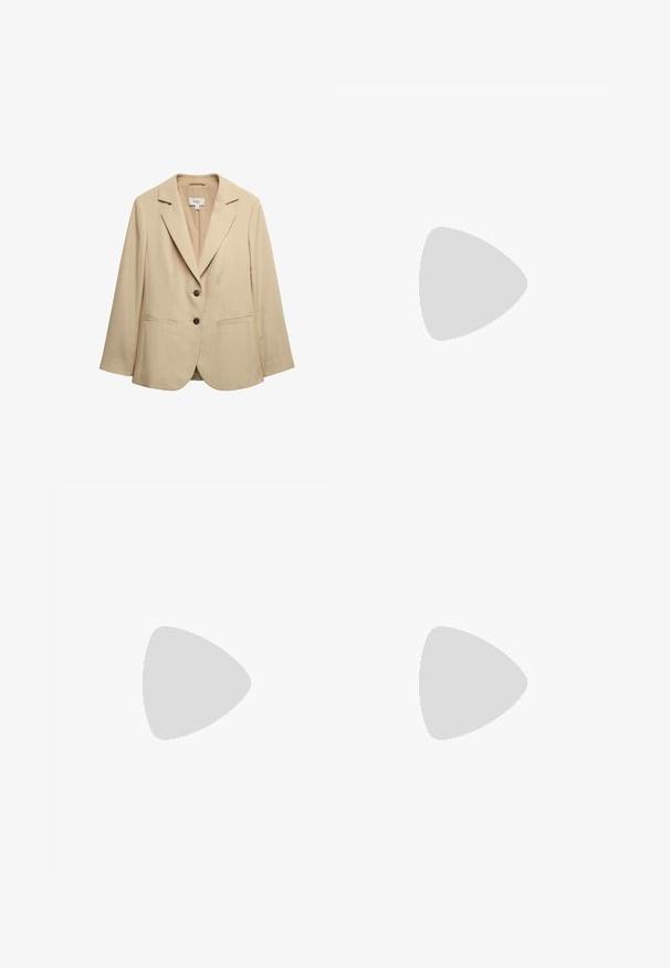 Beige damesblazer op maat met inkeping revers, twee knopen aan de voorkant en paspelzakken, getoond tegen een witte achtergrond.; Crème satijnen overhemd met een puntige kraag, knoopsluiting en een manchett met een zwarte knoopaccent. Soepele textuur en gestructureerd ontwerp.; Hoge taille romige wijde broek met plooien, gemaakt van soepele stof, met een strak design en op maat gemaakte pasvorm.; Beige suède loafer met een ronde neus, voorzien van een decoratieve band over de voorkant en een lage houten hak. Gladde textuur, minimaal ontwerp.