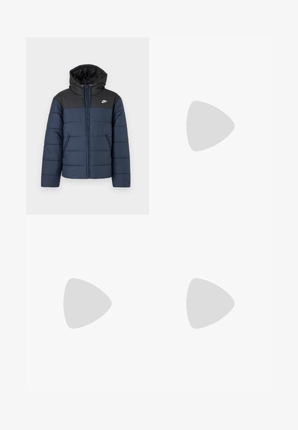 Marineblå og sort polstret Nike jakke med hætte, lynlås foran, lynlåslommer i siden og hvidt Nike-logo på brystet.; Sort Nike hættetrøje med frontlomme, snoretræk i hætten og lille lysegrøn oval logo centreret på brystet.; Grå bomulds sweatpants med elastisk talje, snorelukning og lige ben. Har et lille logo på den øverste venstre side.; Hvid Nike Air Force 1 sneaker med gråt swoosh-logo svævende over en stensurface og en grå stenvæg i baggrunden.