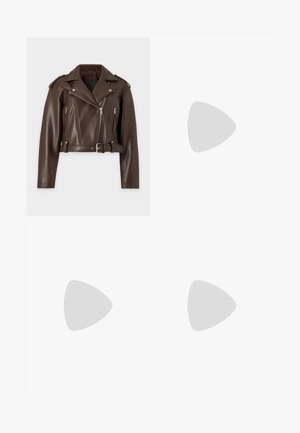 Veste en cuir marron courte avec fermeture éclair asymétrique, taille ceinturée, épaulettes et poches zippées.; Robe en tricot beige avec un col, un plastron à cinq boutons et des manches longues avec des poignets côtelés. Texture lisse, silhouette ajustée.; Bottes en cuir verni marron jusqu'aux genoux avec un bout carré, finition brillante et un talon épais pour la stabilité. Design sans couture sans matériel visible.; Sac à main en cuir noir de forme rectangulaire, doté d'une seule ansse structurée, de quincaillerie argentée et d'une fermeture éclair. Texture lisse.