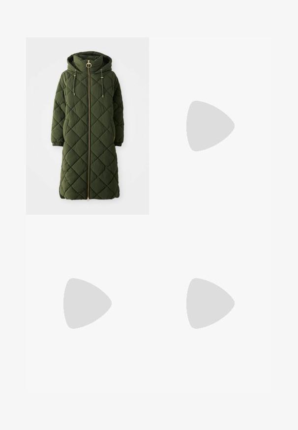 Lang, olijfgroene gewatteerde jas met een capuchon, front-rits, gouden hardware accenten, trekkoorden en elastische manchetten. Diamantpatroon textuur.; Zwarte top met lange mouwen, gemaakt van een zachte, rekbare stof. Heeft een ronde halslijn en een slim fit met een gladde textuur en geen zichtbare patronen.; Grijze wijde cargobroek van stevig materiaal, met vier grote zakken, een sluiting met knoop aan de voorkant en een relaxte pasvorm.; Zwarte rubberen regenlaars, met een hoge ontwerp en een gladde matte afwerking. Bevat een dikke zool met ribbels en een logo-accent aan de zijkant.