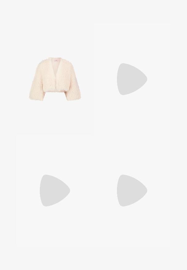 Roomkleurige cropped faux fur jas met brede driekwart mouwen en open voorkant.; Langsleeve, getailleerde jurk van gladde stof, met een zwart en crème abstract patroon, een hoge hals en een uitlopende zoom.; Gouden, textuur ontwerp, hoge hakken met een puntige neus en enkelbandje. Voorzien van een gladde binnenvoering en een slanke stilettohak.; Lichtblauwe clutch met een gestructureerd oppervlak voorzien van heldere, verhoogde druppels. Zilverkleurige hardware bij de bovensluiting, rechthoekige vorm.