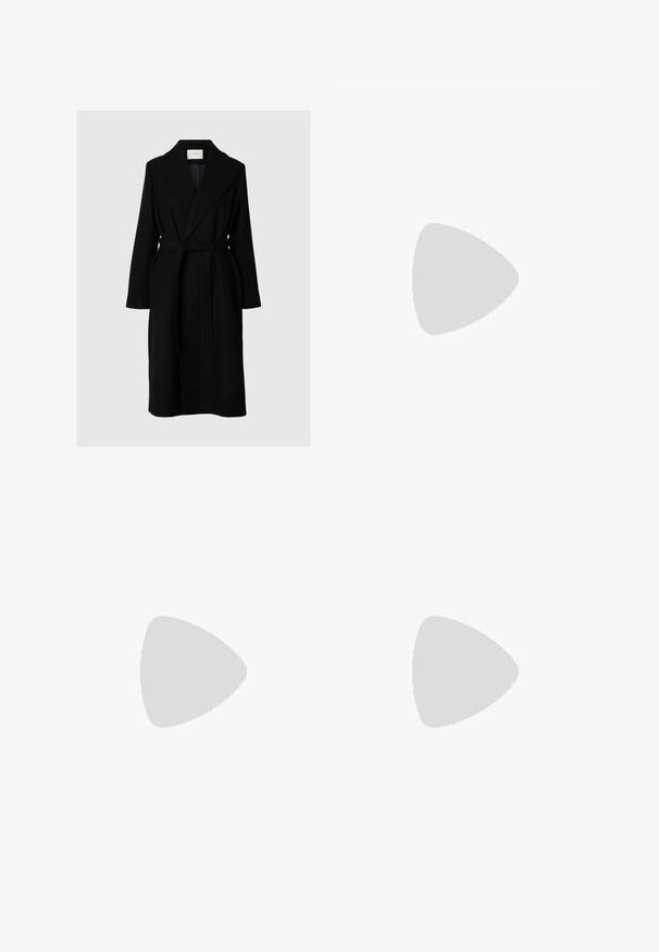 Long manteau noir croisé avec de larges revers et une ceinture en tissu nouée à la taille, affiché sur un fond neutre.; Un pull col roulé noir en tricot doux, doté de manches longues et d'une coupe décontractée. Texture lisse sans motifs ou accents visibles.; Pantalon large noir en tissu lisse. Il présente une taille haute, deux plis à l'avant et des passants pour ceinture. Pas de poches visibles ni d'ornements.; Bottine en cuir noir avec un bout pointu et un talon carré épais. Texture lisse avec un design sans coutures et descoutures minimalistes.
