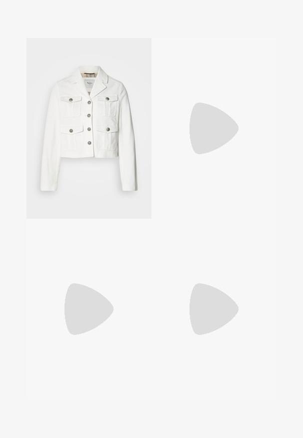 Chaqueta blanca recortada de algodón con cuello, que presenta cuatro bolsillos delanteros y botones de tono plateado. Tejido texturizado con un diseño limpio.; Camiseta blanca sin mangas de algodón con un amplio escote redondo y dobladillo recto, mostrada extendida sobre un fondo blanco.; Pantalones anchos blancos de algodón, con una cinturilla estructurada y bolsillos frontales. Textura suave con un diseño limpio y minimalista.; Sandal de tacón alto naranja con correas estrechas y punta cuadrada. Presenta un tacón grueso y un cierre de hebilla en el tobillo, fabricada con material suave.