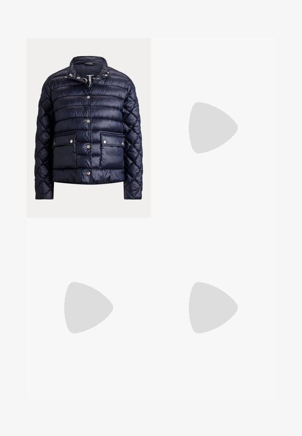 Marineblå quiltet dunjakke med trykknapper, to forlommelommer med klap og ståkrave.; Burgunderfarvet strikket sweater med lange ærmer, rund halsudskæring samt ribstrikkede manchetter og kant, vist mod en hvid baggrund.; Blå jeans med lige ben og falmede områder på lårene, fem-lommer design og knaplukning, lagt fladt på en hvid baggrund.; Brune ruskinds ankelstøvler med rund tå, hvid dekorativ syning og en tan gummisål med et zigzag-mønster.