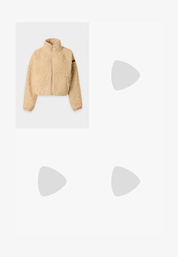 Beige fleecejakke med fuld foran lynlås, høj krave, lange ærmer og tekstureret blomsterprint på blødt stof.; Langærmet fleecetrøje med halv lynlås, høj krave, cremefarvet bund og gråt abstrakt camouflage mønster.; Løse, cremefarvede bukser med elastisk talje og lige ben, vist mod en ensfarvet hvid baggrund.; Sorte knæhøje støvler med en kviltet tekstur, der har snørebåndsdesign, kontrasterende ribbet topkant og en tyk, robust sål.