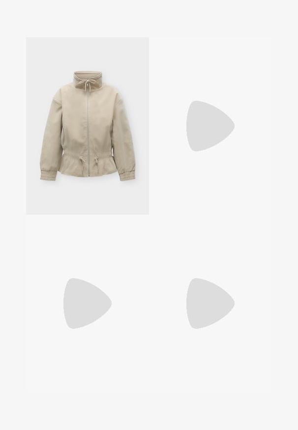 Veste beige zippée avec col montant et cordons au niveau du cou et de la taille, poignets élastiques et poches latérales sur fond uni.; Haut court beige sans manches avec un col rond haut, un tissu lisse et un ourlet droit, présenté sur un fond blanc uni.; Jean large taille haute bleu clair avec bouton et fermeture éclair à l'avant, poches avant et arrière, sur fond blanc.; Chaussure plate noire avec design plissé à l'avant et un nœud noué sur le dessus, petit talon, et texture lisse sur un fond gris clair.
