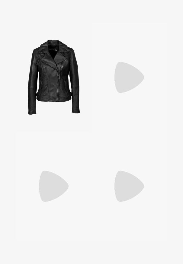 Schwarze Leder-Bikerjacke mit asymmetrischem Frontreißverschluss, seitlichen Reißverschlusstaschen und Schnallendetails am Kragen und an der Taille.; Schwarzes langärmliges Oberteil aus dehnbarem Stoff; mit V-Ausschnitt, gerafftem Vorderteil und durchsichtigen Ärmeln mit glatter Textur.; Schwarze Cargo-Hosen mit einer lockeren Passform, ausgestattet mit Cargo-Taschen an den Seiten, Kordelzügen am Saum und einem Knopfverschluss an der Taille.; Schwarze Lederstiefeletten mit einer profilierten Plateausohle, runder Zehenpartie, Frontschnürung mit Metallösen und einem Ziehschlaufe an der Rückseite.