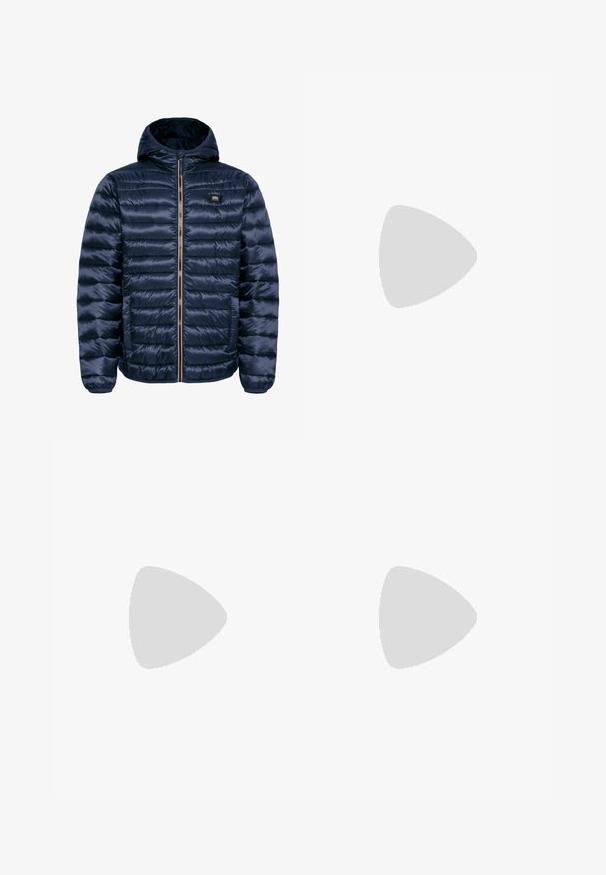 Marineblauwe gewatteerde jas met capuchon, voorzien van een ritssluitingen, horizontaal gestikt ontwerp en ribbelmanchetten. Gladde, glanzende stof.; Beige hoodie met een trekkoord, een voorzak en ribgebreide manchetten. Zachte textuur en een ontspannen pasvorm.; Lichtblauwe denim jeans met een klassiek recht model, voorzien van vijf zakken, metalen knoopsluiting en een lichte vervaging op de stof.; Bruine canvas sneakers met een ronde neus, witte rubberen zool en vijf veterogen. Kenmerkt zich door een kleine driekleurige accent aan de zijkant.