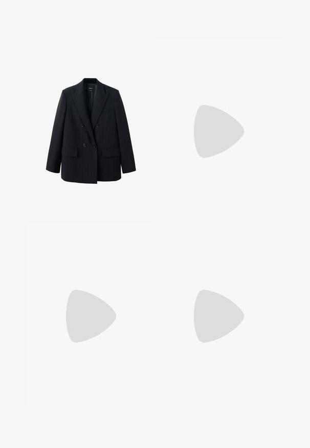 Blazer negro cruzado con finas rayas, solapas anchas, dos bolsillos delanteros con tapeta y cuatro botones en la parte delantera.; Top blanco de manga larga y cuello alto, confeccionado en una tela suave y elástica. Presenta un diseño ajustado, sin patrones o adornos visibles.; Vaqueros acampanados negros de tela vaquera, con cintura alta, dos bolsillos delanteros y un sutil desgaste. Cinco trabillas para cinturón y cierre clásico con botón metálico.; Zapato mocasín de cuero negro equilibrado en el borde de un banco de madera al aire libre con fondo de follaje verde.