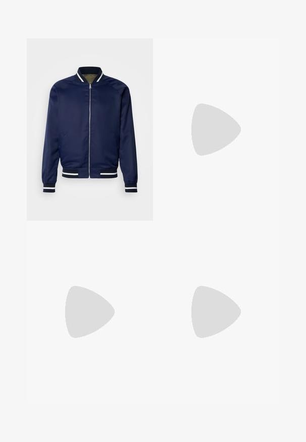Marine bomberjack gemaakt van gladde stof; heeft witte en marine gestreepte manchetten en kraag, een ritssluiting aan de voorkant en zijzakken.; Roze poloshirt met een knoopsluiting met twee knopen, een geribbelde kraag met marineblauwe en witte strepen, en een subtiel logo geborduurd op de borst.; Blauwe rechte spijkerbroek met vijf zakken en een knoopsluiting aan de voorkant op een witte achtergrond.; Beige suède sneakers met witte rubberen zolen, ronde neus en zes veterogen. Gladde textuur met minimalistisch ontwerp.