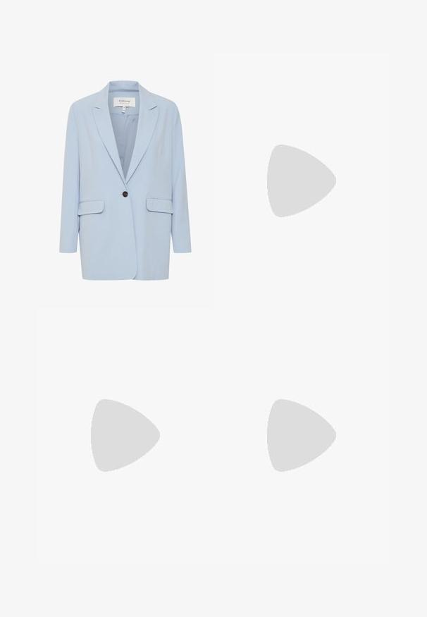 Blazer azul claro hecho de tejido suave, con cierre de un solo botón, dos bolsillos frontales y diseño de solapa muesca.; Top de satén azul claro con tirantes finos ajustables y un escote en V suave.; Pantalones de chándal azules hechos de tejido suave, con cinturilla elástica y cordón, dos bolsillos frontales y un diseño de pierna ajustada.; Sandal de ante azul claro con punta abierta y una hebilla ancha. Presenta un tacón corto y cuadrado, y una suela plana y suave.