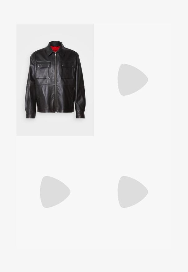 Zwarte leren jas met een rits aan de voorkant, twee borstzakken en een rode binnenvoering. Heeft een klassieke kraag en een relaxte pasvorm.; Witte lange mouwen polo-shirt gemaakt van katoen, met een kraag, een drie-knops sluiting en een zwart "HUGO" logo op de linkerborst.; Zittende blauwe spijkerbroeken met wijde pijpen, met patchworkdetails, contrasterende stiksels, grote zijzakken en een knoopsluiting.; Zwarte leren sneakers met een gladde textuur, ronde neus, platte rubberen zool en tonale veters. Kenmerkt zich door de gouden "BOSS" branding aan de zijkant.