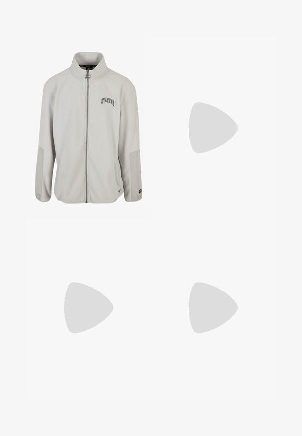 Chaqueta de forro polar gris claro con cuello alto, cierre de cremallera, logo bordado "STARTER" y detalles de bolsillo en un gris más oscuro. Textura suave.; Camiseta blanca lisa de algodón con cuello redondo y mangas cortas, mostrada sobre un fondo gris claro.; Pantalones cortos cargo beige de algodón con cintura con cordón, dos bolsillos laterales y un bolsillo lateral adicional, que presentan detalles de costura visibles.; Zapatilla blanca Nike Air Force 1 con logo swoosh gris flotando sobre una superficie de piedra y un fondo de pared de piedra gris.