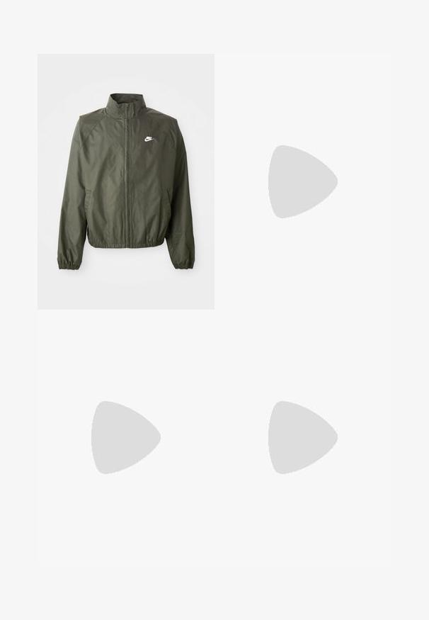 Olivgrüne Nike-Jacke mit hohem Kragen, Reißverschluss vorne, elastischen Bündchen und kleinem weißen Logo auf der linken Brust. Leicht und mit glatter Textur.; Dunkelgrünes T-Shirt aus weichem Stoff, mit Rundhalsausschnitt und kurzen Ärmeln. Gesticktes "nike"-Logo in einem etwas dunkleren Grün.; Beige Cargo-Shorts mit elastischem Bund, Seitentaschen und kleinem weißen Nike-Logo. Leichter Stoff mit zerknitterter Textur.; Beiger Nike Air Force 1 Sneaker mit dunkelgrünem Swoosh-Logo, schwebend über strukturierten Betontreppen bei gedämpftem Licht.