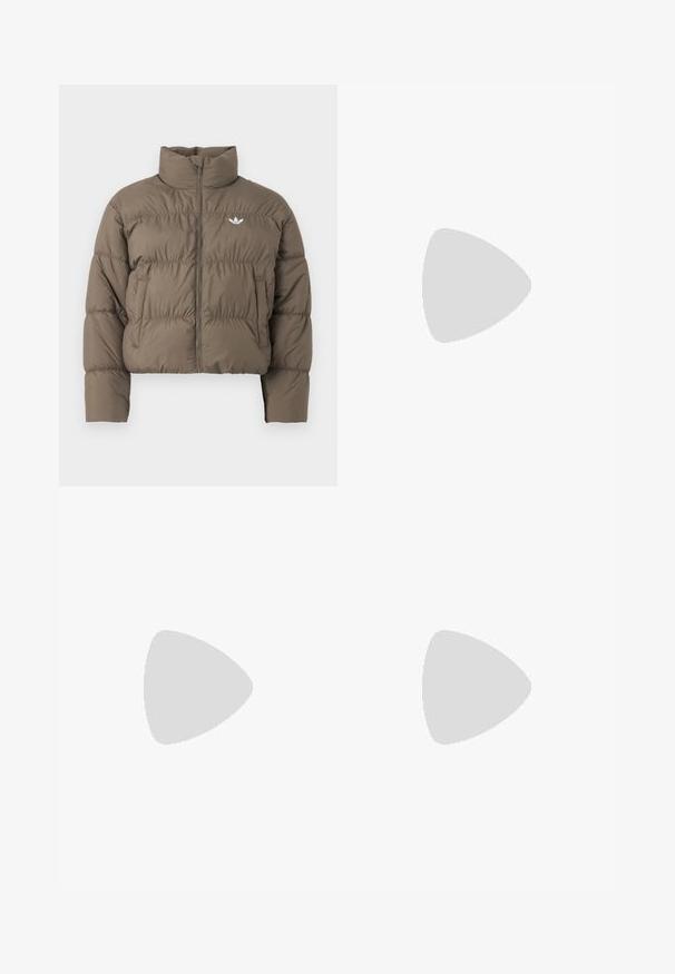 Bruine cropped pufferjas met hoge kraag, volledige ritssluiting aan de voorkant, zijzakken en klein wit Adidas-logo op de borst.; Witte, oversized fleece sweater met geribbelde manchetten en zoom. Heeft een klein, ton-sur-ton logo op de linkerkant van de borst. Zachte textuur en een ontspannen pasvorm.; Beige joggingbroek met wijde pijpen, elastische tailleband en koordje aan de voorkant, plat liggend op een witte achtergrond.; Zwarte leren en suède sneaker met een klittenbandsluiting, voorzien van drie witte strepen en een gumzool, met de naam "SAMBA" aan de zijkant.