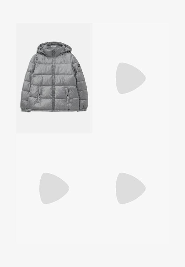 Chaqueta gris acolchada con capucha, cierre frontal con cremallera, dos bolsillos laterales, puños elásticos y un logo circular en la manga izquierda. Textura suave y brillante.; Camiseta negra de cuello redondo con mangas cortas, que presenta un detalle de logo en el pecho. Fabricada con una tela suave y con un corte relajado.; Zapato slingback de cuero negro con tacón kitten, puntera puntiaguda, tira en T delgada, hebilla ajustable y pequeño adorno dorado en la tira.; Bolso de cuero negro en forma de media luna con correa ajustable y pequeño texto de logo blanco en el frente contra un fondo claro.