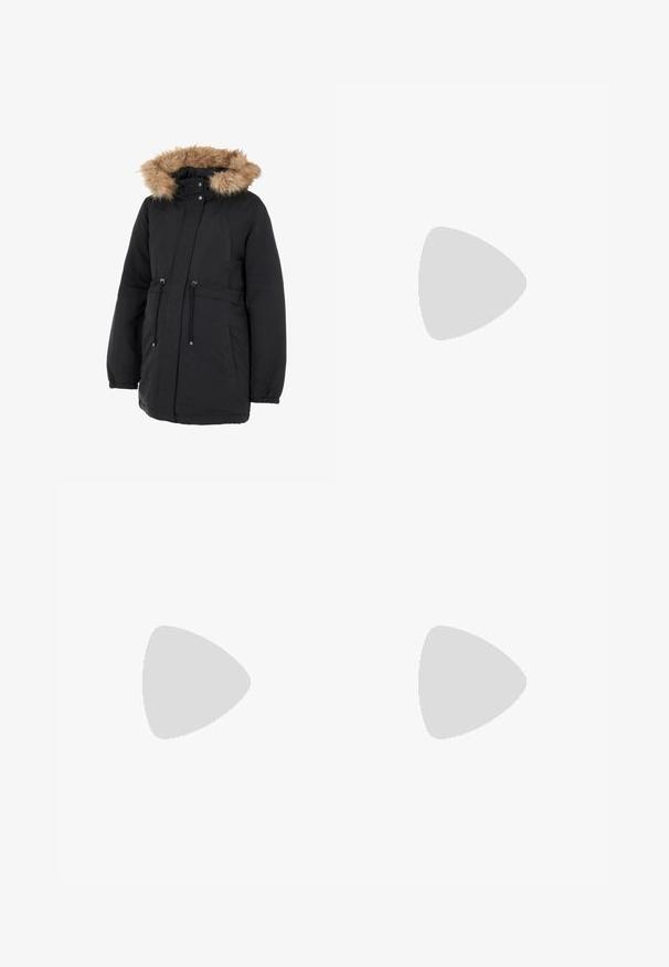 Zwarte parka jas met een faux fur gevoerde capuchon, elastische manchetten, een trekkoord in de taille en twee voorzakken. Glad materiaal met een lichte glans.; ONLY MATERNITY OLMLUCCA DRESS - Gebreide jurk - black; Nubikk CASSY SLOUCH - Cowboy-/Bikerlaarzen - black; Zwarte cat-eye zonnebril met een matte afwerking, voorzien van grijs getinte glazen, scherpe hoeken en slanke zijarmen. Merkennaam zichtbaar op de binnenarm.