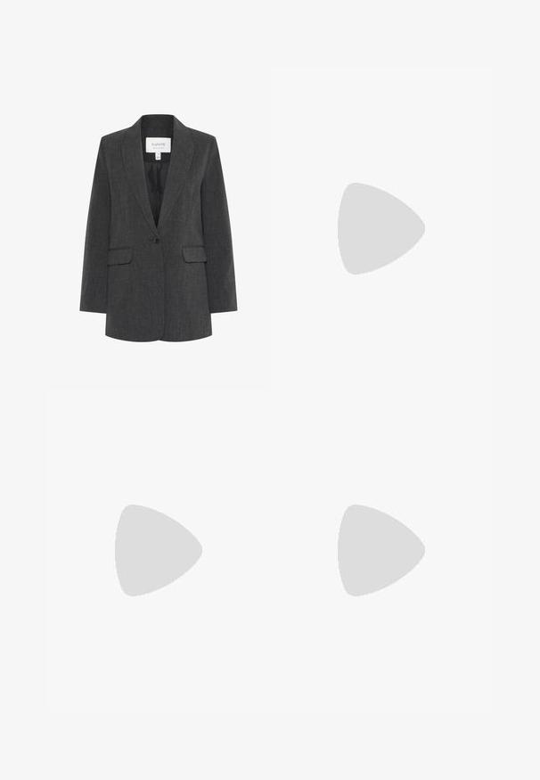 Donkergrijze blazer met enkele knoop, notch-revers, voorzakken met klep en zwarte voering.; Zwarte mouwloze top gemaakt van gladde stof, met een ronde halslijn en een getailleerd silhouet. Eenvoudig ontwerp zonder versieringen.; Hondstooth-patroon broek in marineblauw en wit, met een gestructureerde stof, elastische tailleband en taps toelopend ontwerp.; Benen met donkere geribbelde leggings gecombineerd met zwarte ballerina's met kleine strikdetails op een witte achtergrond.