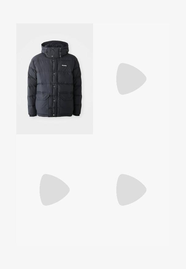 Zwarte pufferjack met een trekkoordcapuchon, drukknoopsluiting, twee voorkruiszakken en een gestikte ontwerp. Gemaakt van waterafstotend materiaal.; Navyblauwe sweatshirt gemaakt van een zachte stof, met een ronde hals en geribbelde manchetten. Geborduurd "ellesse" logo met gekleurde accenten.; Donkergrijze chino's van een katoenen stofmix. Voorzien van een knoop- en ritssluiting, riemlussen en een rechte pasvorm.; Zwarte en grijze Nike Air Max sneaker zwevend boven grijze betonnen trappen met een gestructureerde achtergrond van de grond.
