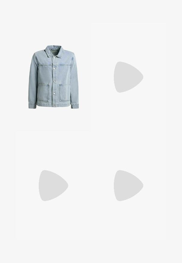 Lyseblå denimjakke med knapper foran, to forlommer, lange ærmer og en spids krave.; Enkel olivengrøn t-shirt med korte ærmer og rund halsudskæring med en lille hvid label på bagsiden af kraven mod hvid baggrund.; Sorte slim-fit jeans med knapåbning, fem lommer og kobbernitter liggende fladt på en hvid baggrund.; Sort læder ankelstøvle med en glat tekstur, rund tå og lav hæl. Har en side lynlås for nem påtagning.