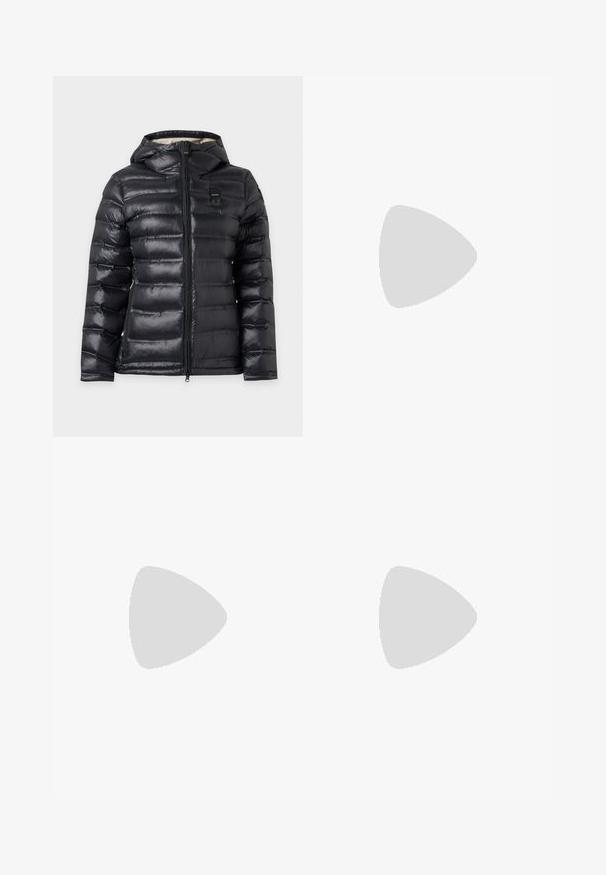 Schwarze gesteppte Daunenjacke mit Kapuze, durchgehendem Frontreißverschluss und einem kleinen rechteckigen Aufnäher auf der oberen Brust.; Dunkelbraunes Langarmshirt mit rundem Ausschnitt, geradem Saum und einem kleinen weißen Etikett mit der Aufschrift "CLOSED" innen im Kragen.; Weite helle blaue Jeans mit hoher Taille, fünf Taschen und ausgewaschenem Look. Verfügt über gesteppte Details und einen geraden Schnitt am Saum.; Schwarzer flacher Schuh aus Leder mit spitz zulaufender Vorderkappe, niedrigem Absatz und glatter Oberfläche, von der Seite vor einem hellgrauen Hintergrund dargestellt.