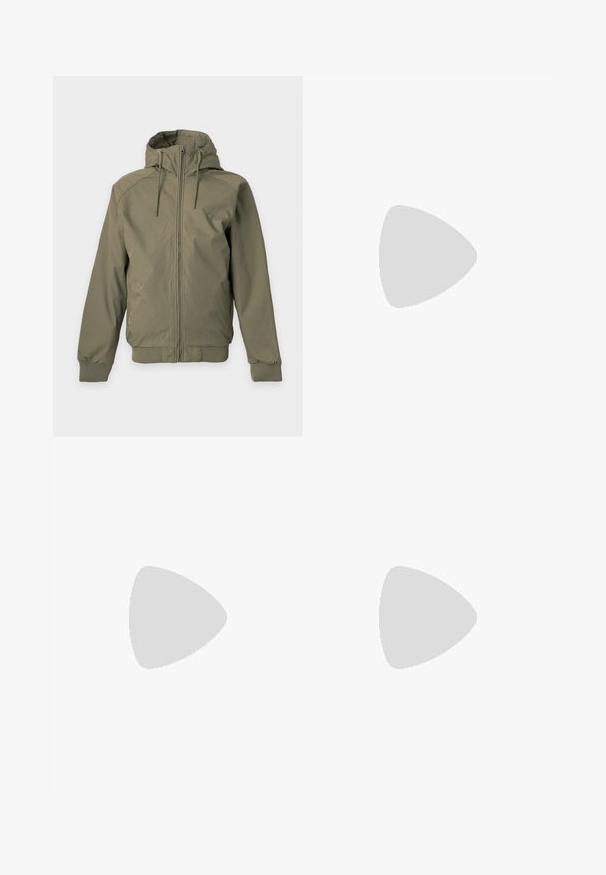 Groene capuchontrui met rits en koordjes, geribde boorden en zoom, getoond op een effen lichte achtergrond.; Zwarte langelijf henley-shirt met een drieknoopsluiting bij de hals, zachte textuur en geribbelde manchetten, met een klassieke pasvorm en minimalistisch ontwerp.; Zwarte broek met wijde pijpen, voorzakken, riemlussen en knoopsluiting, getoond tegen een effen achtergrond.; Zwart leren bootschoen met veters, ronde neus, gestructureerde bruine rubberen zool en gestikte leren zijkanten.
