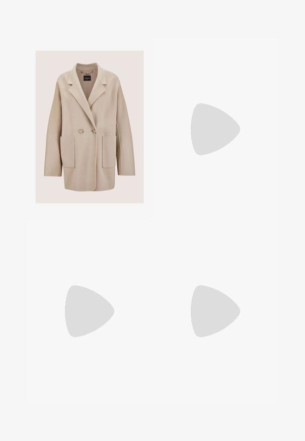 Beige dubbelgeknoopte wollen jas met brede revers, twee voorzakken met kleppen en knoopsluiting, getoond op een neutrale achtergrond.; Beige shirt met korte mouwen, een textuurafwerking, een brede hals en een relaxed fit. Gemaakt van zacht materiaal, heeft het een minimalistisch ontwerp en drop shoulders.; Beige, hoge taille, wijde cropped broek met voorplooien, riemlussen en een gladde stoftextuur.; Taupekleurige suède instapslof met lage platte zool en afgeronde neus, linkerzijaanzicht op witte achtergrond.