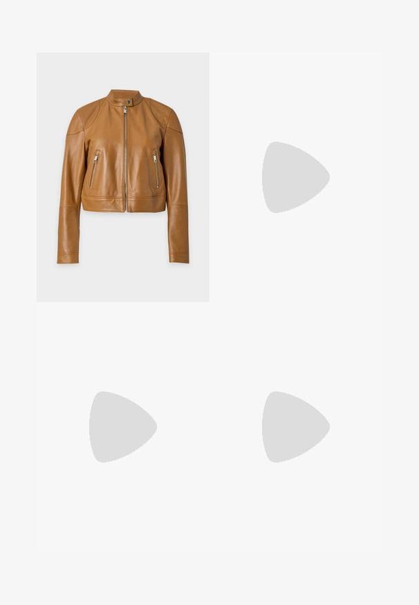 Veste en cuir marron avec fermeture éclair frontale, col montant avec bouton-pression et deux poches verticales zippées sur un fond uni.; Débardeur marron slim fit en côtes sans manches avec encolure ronde et étiquette de marque à l’intérieur du col.; Shorts zébrés noirs et fauves avec une ceinture élastique et un cordon de serrage à l'avant, présentés sur un fond clair uni.; Sandale noire en cuir à brides fines, talon bas kitten, boucle à la cheville et petit pendentif doré sur fond clair uni.