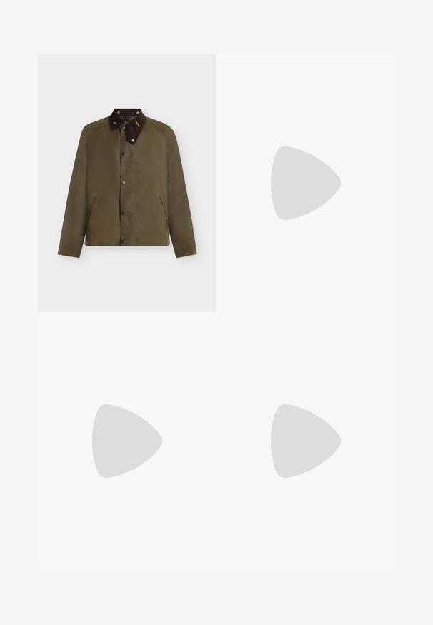 Veste vert olive avec col en velours côtelé marron, fermeture à boutons-pression et poches latérales, présentée sur un fond blanc uni.; Chemise en denim bleu foncé à manches longues avec fermeture à boutons, col boutonné et logo Barbour blanc sur la poitrine gauche.; Jean en denim bleu foncé à jambes larges avec poches avant, passants de ceinture, fermeture par boutons et légère décoloration sur les cuisses et les genoux.; Bottine en cuir marron avec des panneaux latéraux élastiques, bout rond et un petit talon noir. Elle possède une languette pour un enfilage facilité.