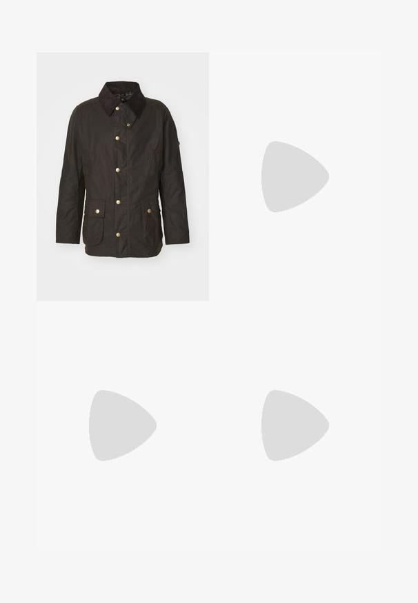 Veste cirée marron avec un col en velours côtelé, des boutons dorés, deux poches frontales et une coupe décontractée. Texture lisse avec une finition légèrement brillante.; Pull en maille côtelée de couleur brun terreux, avec un col rond et des manches longues, doté d'un fini texturé et d'une étiquette de marque discrète.; Pantalons cargo en vert olive, fabriqués en tissu durable. Présentent deux poches latérales, une taille standard et une coupe droite.; Botte Chelsea en cuir marron avec panneau latéral élastique, coutures marron, languettes de tirage, et une semelle en caoutchouc durable avec un motif texturé.