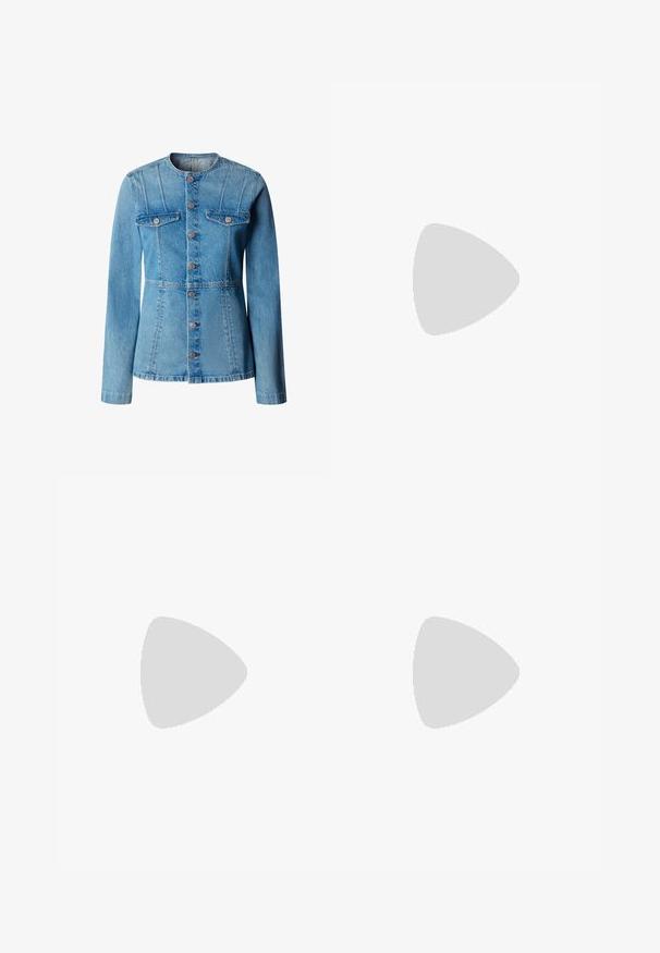 Lichtblauwe spijkerjas met lange mouwen, ronde kraag, knopen aan de voorkant en twee borstzakken met klep en knoopsluiting.; Witte strapless bandeautop met rechte randen, plat gelegd op een lichtgrijze achtergrond.; Lichtblauwe spijkerbroek met een rechte snit, twee zijzakken en een knoopsluiting. Verweerd textuur met lichte vervaging bij de knieën.; Beige suede platform sneakers met witte drie stroken, ronde neus en beige rubberen zool met een gouden logo-accent aan de zijkant.
