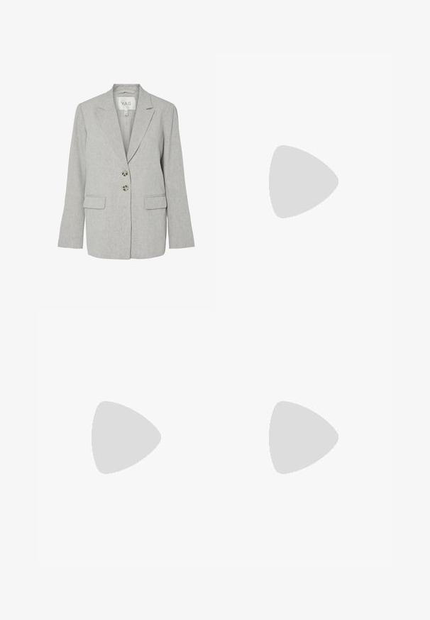 Hellgrauer Leinenblazer mit Reverskragen, zwei Knöpfen vorne, Pattentaschen und taillierter Passform.; Hellgraues Sweatshirt mit langen Ärmeln und Rundhalsausschnitt, in entspannter Passform ohne sichtbare Muster oder Logos.; Weite Hosen aus strukturiertem marineblauen Stoff, mit hohem Bund und klaren Vorderfalten für ein strukturiertes Design.; Schwarzer Lederloafer mit glatter Textur, spitz zulaufender Spitze, niedrigem Absatz und dekorativem goldfarbenem Schnallenakzent auf der Vorderseite.