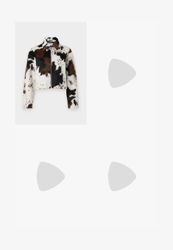 Veste courte en tissu doux avec un motif zèbre en blanc, marron et noir, dotée d'une fermeture éclair à l'avant et d'un col.; Robe noire à manches longues en tissu côtelé, dotée d'un col rond et d'une silhouette ajustée, se termine au-dessus des genoux.; Botte de cowboy en cuir noir avec découpes décoratives, boucle argentée et talon incliné, présentée sur fond blanc.; Sac à main en cuir noir souple avec le dessus froncé et deux grosses poignées nouées sur un fond uni clair.