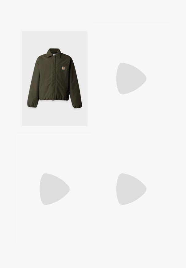 Olivovo zelená prešívaná bunda s golierom, dvoma prednými vreckami, elastickými manžetami a malou nášivkou s logom Carhartt na náprsnom vrecku.; Olivovo zelený sveter s dlhým rukávom vyrobený z textúrovaného, ribbed materiálu s okrúhlym výstrihom, voľným strihom a malou značkovou nálepkou na dolnom leme.; Zelené cargo nohavice so rovný strihom, vyrobené z bavlny, s bočnými vreckami a zapínaním na gombík pre praktickosť. Hladká textúra, ležérny dizajn.; Hnedá kožená členková obuv so šnurovaním vpredu a odolnou podrážkou, navrhnutá na bežné alebo vonkajšie nosenie.