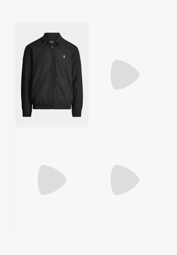 Mustaa vetoketjullista takkia, jossa kaulus, sivutaskut, joustava helma ja pieni valkoinen Polo Ralph Lauren -logo vasemmassa rinnassa.; Valkoinen pitkähihainen nappipaita nappikauluksella ja pieni tumma Polo Ralph Lauren -logo vasemmalla rinnassa.; Kermanväriset suoralahkeiset housut, joissa on vyölenkit ja piilotettu etusuljenta yksivärisellä taustalla.; Sininen mokkanahkainen loafer valkoisella pohjalla ja beigen värisillä ompeleilla yläreunassa, näkyvissä yksiväristä valkoista taustaa vasten.