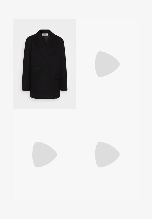 Manteau noir croisé avec revers à cran, deux poches avant et texture lisse. Étiquette visible à l'intérieur du col. Design classique et cintré.; Sweat à capuche noir à coupe ample, manches longues et poche avant. Fabriqué en tissu doux avec une texture lisse.; Jean large en denim bleu clair avec taille haute, design classique à cinq poches et couture contrastante. Détail de ourlet brut en bas.; Bottine en daim noir avec un bout arrondi, des coutures surpiquées et une semelle en caoutchouc plate. Présente un design simple sans embellissements.