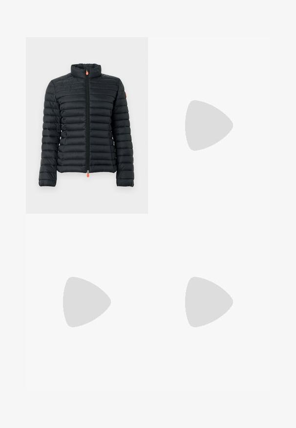 Schwarze gesteppte Daunenjacke mit hohem Kragen, vollem Frontreißverschluss und orangefarbigen Reißverschlussziehern auf einem schlichten Hintergrund.; Weißes ärmelloses Oberteil aus geripptem Stoff, mit rundem Halsausschnitt und figurbetonter Silhouette. Glatte Textur, keine sichtbaren Muster oder Akzente.; Schwarze hochtaillierte Jeans mit geradem Bein. Merkmale das klassische Fünf-Taschen-Design und silberne Hardware. Strukturierter Denim-Stoff.; A.W.A.K.E. MODE CASUAL ARIANA BOOT - Plateaustiefelette - beige/white