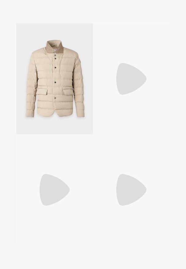 Veste matelassée beige avec col montant en tissu contrastant, boutons-pression sur le devant et deux poches à rabat au niveau de la taille.; Pull beige côtelé avec manches longues, col rond et coupe droite. Texture douce sans motifs ni accents visibles.; Pantalon beige sur mesure avec plis, jambes droites, passants pour ceinture et fermeture avant dissimulée, sur un fond neutre.; Mocassin en cuir noir avec un détail tissé à l'avant, bout arrondi et petit talon. Texture lisse et design minimaliste.