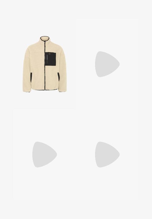 Veste en polaire beige avec fermeture éclair intégrale et finitions noires, poche zippée sur la poitrine et poches latérales à finitions noires, dotée d'un col montant.; Pull noir sans manches avec un col en V, fabriqué dans un matériau doux, présentant un col et un ourlet inférieur côtelés. Design simple et classique.; Jeans en denim noir, coupe slim, design à cinq poches, coutures visibles, fermeture par bouton à l'avant et détail de branding minimaliste sur la poche arrière.; Baskets blanches basses à lacets sur l'avant avec semelle en caoutchouc texturée, sur fond neutre uni.