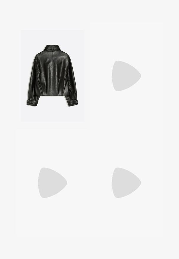 Veste noire en similicuir vue de dos avec un col montant et des sangles à boucle réglables aux poignets sur un fond uni.; Débardeur noir sans manches, cintré, avec encolure ronde et étiquette de la marque Weekday à l'arrière du col, sur fond blanc.; Jean noir à jambe large en denim, comportant cinq poches, des rivets en laiton et une fermeture à bouton classique. Texture lisse avec un design épuré.; Baskets Nike Air Force 1 blanches lévitant au-dessus d'une surface en béton avec des ombres dans un cadre minimaliste.