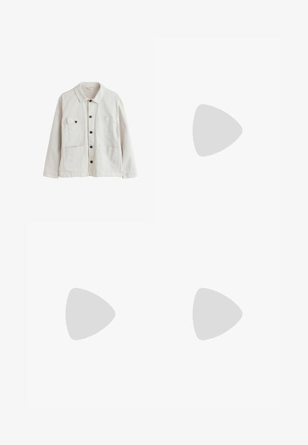 Lichtbeige jas met knopen, een kraag, twee lagere opgestikte zakken en twee hoge borstzakken, waarvan één met klep en knoop.; Witte t-shirt met korte mouwen, gemaakt van katoen, voorzien van een ronde hals en een soepele textuur, ontworpen voor casual gebruik.; Lichtblauwe denim jeans met een rechte pijp, vijf zakken en een sluiting met knoop aan de voorkant met contrasterende stikdetails.; Witte canvas sneakers met een marineblauwe hielaccent, platte rubberen zool, ronde neus en witte veters. Kenmerkt logo op de zijkant.