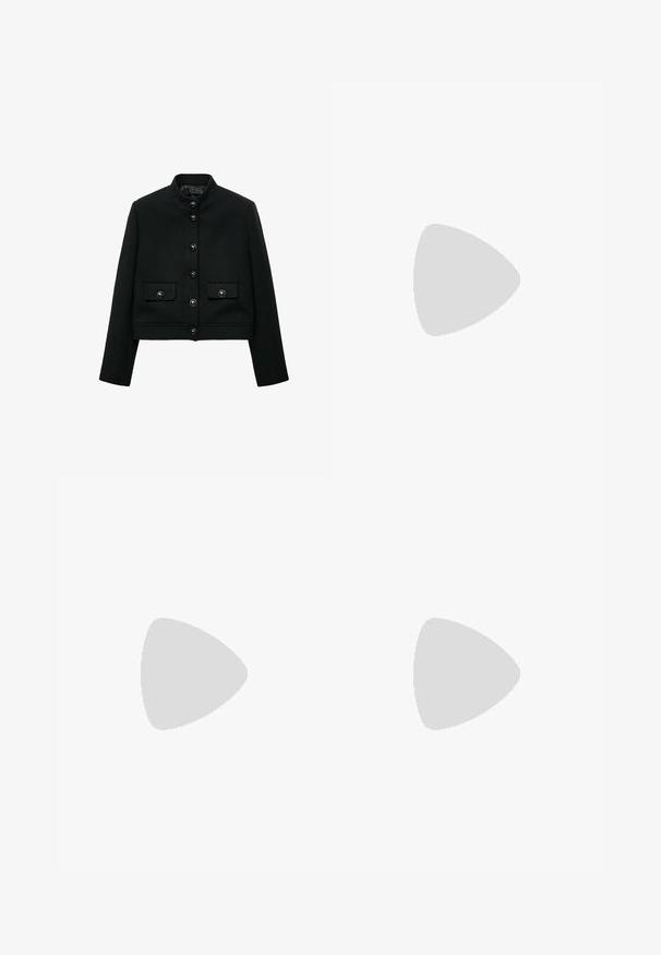 Sort cropped jakke lavet af tekstureret stof, med høj krave, frontknapper og to klaplommer med knaplukninger.; Mørk denim ærmeløs kjole med en tætsiddende overdel og en flagrende nederdel. Har en lynlås i ryggen og enkle stikninger.; Sort stof slingback-pumpe med spids tå, prydet med en dekorativ firkantet spænde og en lav hæl. Glat tekstur og minimalistisk design.; Sort læder tote taske med en glat overflade, en blød, afrundet top og brede håndtag. Har minimal syning og en afslappet silhuet.
