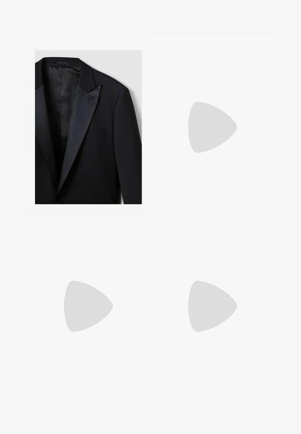 Reiss Sakko - navy; Schwarze Button-up-Jacke mit zwei Brustklappentaschen und einem umgeschlagenen Kragen, langen Ärmeln und geradem Saum.; Schwarze Sweatpants aus weichem Stoff, mit einem elastischen Bund und Kordelzug, sowie seitlichen Taschen. Gerade Beinführung mit Falten.; Schwarze Leder-Chelsea-Stiefel mit elastischen seitlichen Riemen, einer abgerundeten Kappe und einem niedrigen Absatz. Glatte Textur mit minimalistischer Gestaltung.