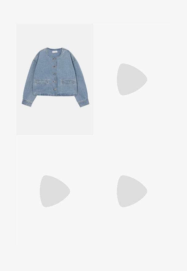 Veste en denim bleu clair courte avec col rond, cinq boutons sur le devant et deux poches horizontales fendues.; Débardeur en coton blanc avec encolure dégagée, fines bretelles et coupe ajustée. Texture lisse et style minimaliste.; Shorts en denim bleu clair avec des broderies florales rouges. Présentent une taille haute, des poches avant et une coupe droite.; Botte blanche de style western mi-mollet avec bout pointu, talon empilé noir, coutures décoratives et languette de tirage sur la tige.