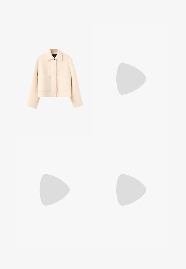 Crèmekleurig cropped jasje met lange mouwen, brede kraag, knoopsluiting aan de voorkant en twee grote voorzakken.; Crèmekleurige lange mouwen gebreide trui met een ronde hals en een iets losse pasvorm, weergegeven op een witte achtergrond.; Beige leggings met een hoge, brede tailleband, gemaakt van een zachte, rekbare stof. Rechthuidig ontwerp zonder zichtbare naden of patronen.; Tan suède enkellaars met een afgeronde neus, zachte textuur, eenvoudig ontwerp en een laag profiel rubberen zool. Voorzien van een trekhaak aan de achterkant.