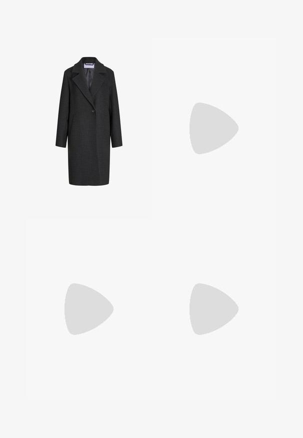 Donkergrijze lange jas met één knoop, met ingesneden revers en een subtiel geruit patroon, gevoerde binnenkant en twee zijzakken.; Zwart satijnen avondjurk met een diepe V-hals, kantdetails in de taille en een vloeiende omslag die elegant valt.; Gouden, metalen, puntige slingback-schoen met een slanke hak en zwarte binnenvoering; heeft een gespaccent op de band.; Zwarte clutch in schelpvorm met kleine strasssteentjes die in verticale lijnen als decoratie zijn gerangschikt.