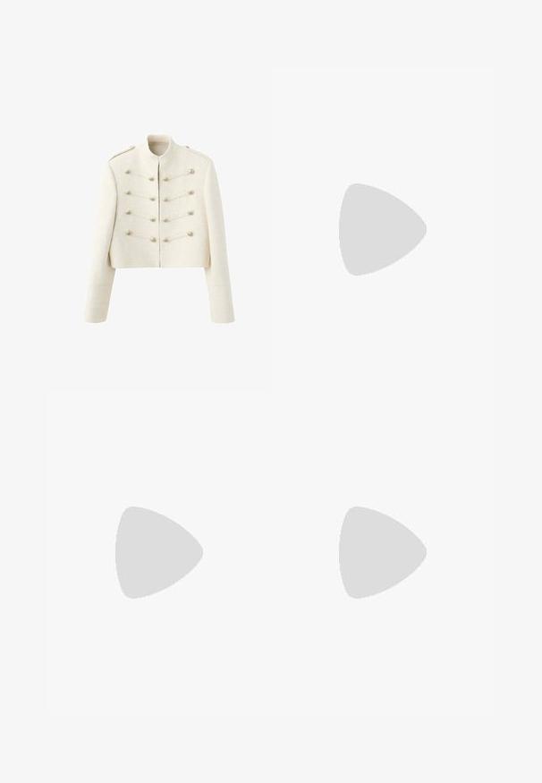 Croppede jas in crèmekleur met opstaande kraag, lange mouwen en decoratieve horizontale knoopdetails aan de voorkant.; Bruin gebreid sweater met een ronde halslijn, lange mouwen en een kabelbrei ontwerp dat over de voorkant loopt. Geribbelde zoom en manchetten.; Plisseerok van crèmekleurige stof; heeft een zachte textuur, een middellange ontwerp en symmetrische plooien die zich uitstrekken van de tailleband tot de zoom.; Donkerbruine leren platte loafer met een afgeronde neus en decoratieve strik op het bovenwerk, zijaanzicht op witte achtergrond.