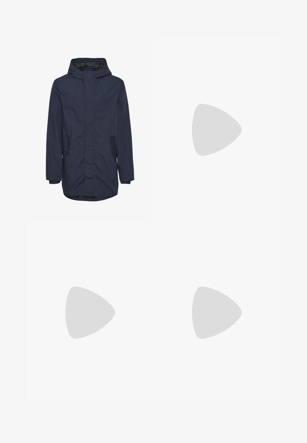 Marineblauwe hoodie met een rits aan de voorkant, zijzakken en een iets gestructureerde stof; beschikt over een rechte snit en lange mouwen.; Bordeaux lange mouwen polo-shirt met een klassieke kraag, een placket met twee knopen en zijsplitten voor meer bewegingsvrijheid. Glad katoenmateriaal.; Donkerblauwe jeans van denim, met vijf zakken, een ritssluiting en contrasterende stiksels. Slank model met een soepele textuur.; Bruine leren veterschoenen tot de enkel met dikke zwarte profielzool en een trekband op een witte achtergrond.
