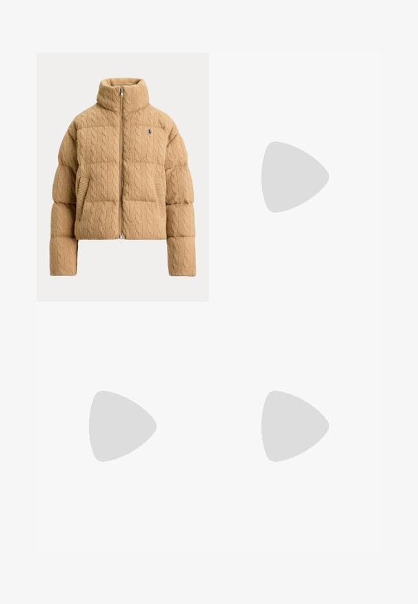 Chaqueta acolchada beige de punto de cable con cuello alto, cremallera frontal, bolsillos laterales y pequeño logo bordado en el pecho izquierdo.; Jersey blanco de punto trenzado con cremallera hasta la mitad, con cuello, puños y bajo acanalados, con un pequeño logo bordado de un caballo oscuro en el pecho.; Vaqueros de pierna ancha color azul claro con lavado desteñido, que cuentan con dos bolsillos delanteros, bragueta con botones y bajos deshilachados. Confeccionados en tela de denim.; Zapatillas de ante color canela con un perfil bajo, detalles en crema, diseño con cordones y suela de goma. Presentan un pequeño logo en el lateral.